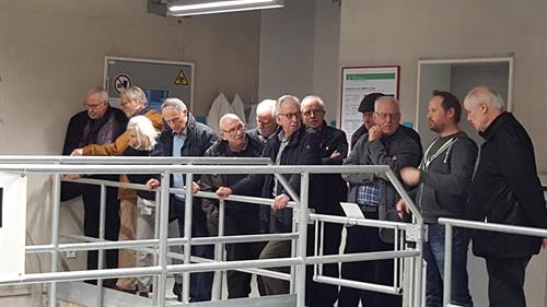 Der wissenschaftliche Mitarbeiter Dietmar Ring (re.) zeigte den Ehemaligen das Technikum. Fotos (3): HSD